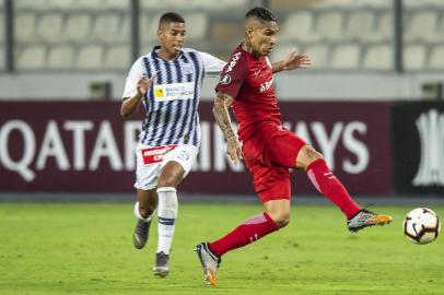  Brasils Internacional player Paolo Guerrero (R) vies for the ball with Perus Alianza Lima player Jose Guidino (L), during their Copa Libertadores football match at the National Stadium in Lima, on April 24, 2019. - Brasils Internacional player Nicolas Lopez (L) vies for the ball with Perus Alianza Lima player Aldair Fuentes (R), during their Copa Libertadores football match at the National Stadium in Lima, on April 24, 2019. (Photo by ERNESTO BENAVIDES / AFP)Editoria: SPOLocal: LimaIndexador: ERNESTO BENAVIDESSecao: soccerFonte: AFPFotógrafo: STR