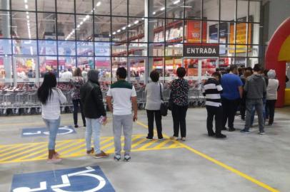 Clientes fazem fila para a inaguração do Stok Center em Caxias do Sul.  