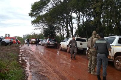  Uma agência do Banco do Brasil foi atacada no começo da tarde desta quarta-feira (24) em Porto Xavier, no noroeste do Estado. Os criminosos agiram na modalidade conhecida como novo cangaço, quando pessoas são feitas reféns e a cidade é sitiada pela quadrilha. Um soldado da Brigada Militar foi morto, na madrugada desta quinta-feira (25), durante confronto com a quadrilha que atacou uma agência do Banco do Brasil em Porto Xavier, no noroeste do Estado, na tarde de quarta-feira (24). Fabiano Heck Lunkes, 34 anos, foi atingido por um disparo de fuzil enquanto participava do cerco a um matagal no interior de Campina das Missões, município vizinho.