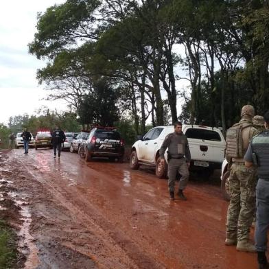  Uma agência do Banco do Brasil foi atacada no começo da tarde desta quarta-feira (24) em Porto Xavier, no noroeste do Estado. Os criminosos agiram na modalidade conhecida como novo cangaço, quando pessoas são feitas reféns e a cidade é sitiada pela quadrilha. Um soldado da Brigada Militar foi morto, na madrugada desta quinta-feira (25), durante confronto com a quadrilha que atacou uma agência do Banco do Brasil em Porto Xavier, no noroeste do Estado, na tarde de quarta-feira (24). Fabiano Heck Lunkes, 34 anos, foi atingido por um disparo de fuzil enquanto participava do cerco a um matagal no interior de Campina das Missões, município vizinho.