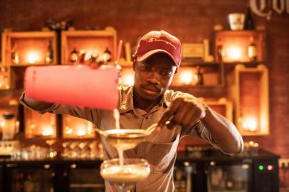  James Otemo, a bartender at Hunterâ¿¿s Bar.NAIROBI, Kenya â BC-TRAVEL-TIMES-NAIROBI-MEXICANS-ART-NYTSF â James Otemo,a bartender at Hunterâs Bar. (CREDIT: Andrew Renneisen/The New York Times)--ONLY FOR USE WITH ARTICLE SLUGGED â BC-TRAVEL-TIMES-NAIROBI-MEXICANS-ART-NYTSF â OTHER USE PROHIBITED.Editoria: TRALocal: NairobiIndexador: Andrew RenneisenFonte: NYTNSFotógrafo: STR