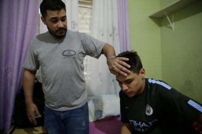  PORTO ALEGRE, RS, BRASIL, 25-04-2019: ambiental no bairro Santa Rosa de Lima, que concentra a maior parte dos casos de dengue em Porto Alegre (mais de 100 casos). Na foto, Luís Henrique Azeredo, 31 anos, pai do Taylor de Andrade, 14 anos, estudante com suspeita de dengue (FOTO FÉLIX ZUCCO/AGÊNCIA RBS, Editoria de Porto Alegre).