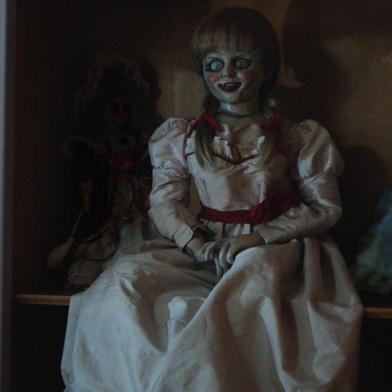  ANNABELLE - Um casal se prepara para a chegada de sua primeira filha e compra para ela uma boneca. Quando sua casa é invadida por membros de uma seita, o casal é violentamente atacado e a boneca, Anabelle, se torna recipiente de uma entidade do mal.Indexador: Courtesy of Warner Bros. Picture