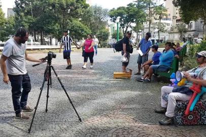 Projeto Compro Sonhos paga R$ 1 para cada pessoa que topar contar seus sonhos em frente à câmera dos documentaristas Robinson Cabral e Breno Dallas. 