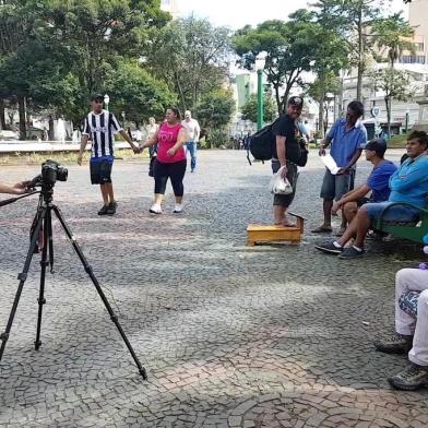 Projeto Compro Sonhos paga R$ 1 para cada pessoa que topar contar seus sonhos em frente à câmera dos documentaristas Robinson Cabral e Breno Dallas. 