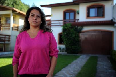  CAXIAS DO SUL, RS, BRASIL 11/04/2019Barreiras da regularização fundiária: Loreni Silva dos Santos enfrenta dificuldades para regularizar casa onde mora há mais de 20 anos. Na foto, com o advogado dela, Rodrigo Balen. (Felipe Nyland/Agência RBS)