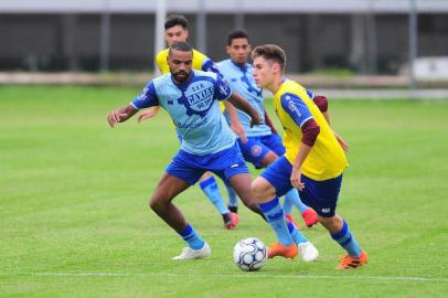  CAXIAS DO SUL, RS, BRASIL, 22/04/2019. Treino do Caxias. O Caxias se prepara para a disputa da Série D do Campeonato Brasileiro. Na foto, meia Wagner (E). (Porthus Junior/Agência RBS)Indexador:                                 