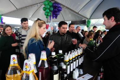  CAXIAS DO SUL, RS, BRASIL (01/06/2014) Feira do Vinho em Caxias do Sul. Feira do Vinho, edição 2014, realizada na Praça Dante Alighieri. Consumidores degustam  e compram vinhos e sucos produzidos por vinícolas locais. (Roni Rigon/Pioneiro)