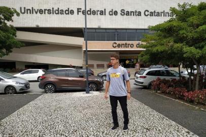 Aos 20 anos, Guilherme Rodrigues Andariola está realizando um sonho _ mas pela metade. Aprovado para Ciências da Computação na Universidade Federal de Santa Catarina (UFSC), o estudante, natural de Giruá, no Rio Grande do Sul, é surdo profundo de nascença e, desde o início do semestre, não conta com um tradutor e intérprete da Língua Brasileira de Sinais (Libras) em sala de aula.