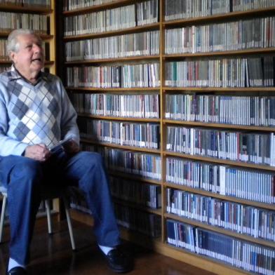 Colecionador de discos de vivnil, CD´s e fitas cassete Ruben Festugato, 87 anos, que mantém acervo de mais de 14 mil discos no sótão de casa, na Av. Júlio de Castilhos.