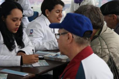 CRF RS realiza atendimentos de saúde com o Farmaceutico na praça em caxias do sul