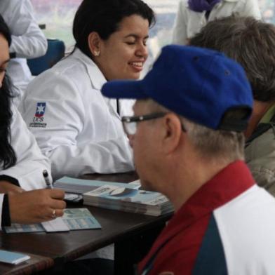 CRF RS realiza atendimentos de saúde com o Farmaceutico na praça em caxias do sul