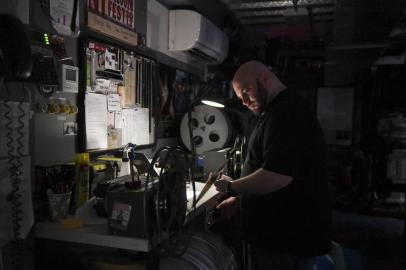 PROJECTIONIST-BARRON-ART-LSPR-042319Jesse Modica, the technical director at the Jacob Burns Film Center, rewinds a reel of film in the centers projector room, in Pleasantville, N.Y., on April 11, 2019. The Jacob Burns, as it is known, runs old-fashioned film reels, requiring projectionists skilled enough to handle celluloid. (Desiree Rios/The New York Times)Editoria: ALocal: PLEASANTVILLEIndexador: DESIREE RIOSFonte: NYTNSFotógrafo: STR