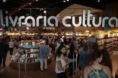  PORTO ALEGRE, RS, BRASIL,11/11/2018 - Cobertura da sessão de autógrafos da Gisele Bündchen na  livraria Cultura. (FOTOGRAFO: ANDRÉ ÁVILA / AGENCIA RBS)