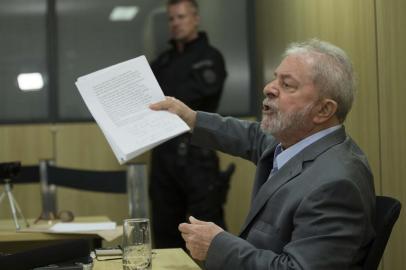 Lula concede entrevista exclusiva Ã  Folha e ao jornal El PaÃ­sCURITIBA, PR, 26.04.2019: LULA-ENTREVISTA - O ex-presidente Lula concede entrevista exclusiva à Folha e ao jornal El País, na sede da Polícia Federal, em Curitiba, onde o petista está preso, nesta sexta-feira. (Foto: Marlene Bergamo/Folhapress)