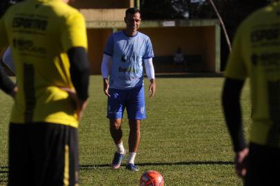  BENTO GONÇALVES, RS, BRASIL, 19/04/2019 - Esportivo de Bento treina para fase mata-mata. NA FOTO: meia Athos. (Marcelo Casagrande/Agência RBS)