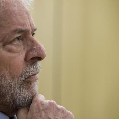 Lula concede entrevista exclusiva Ã  Folha e ao jornal El PaÃ­sCURITIBA, PR, 26.04.2019: LULA-ENTREVISTA - O ex-presidente Lula concede entrevista exclusiva Ã  Folha e ao jornal El PaÃ­s, na sede da PolÃ­cia Federal, em Curitiba, onde o petista estÃ¡ preso, nesta sexta-feira. (Foto: Marlene Bergamo/Folhapress)