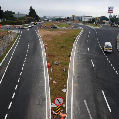  CAXIAS DO SUL, RS, BRASIL, 25/04/2019. Trânsito - Término das obras de reformulação do trevo no entroncamento da rua dos Limoeiros e rua Gregório Paniz com a rodovia RSC-453. Km 141 da RSC-453 (Rota do Sol), no trevo de acesso aos bairros Santa Fé, Vila Ipê e Belo Horizonte, junto ao posto Buffon (antigo Posto Sâo Luiz). (Porthus Junior/Pioneiro)