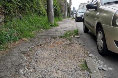 Calçada em péssimas condições na rua Angelina Michielon, bairro Lourdes. Para o projeto Família Pedrosa, a Família Pedestre.