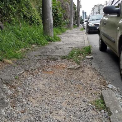 Calçada em péssimas condições na rua Angelina Michielon, bairro Lourdes. Para o projeto Família Pedrosa, a Família Pedestre.