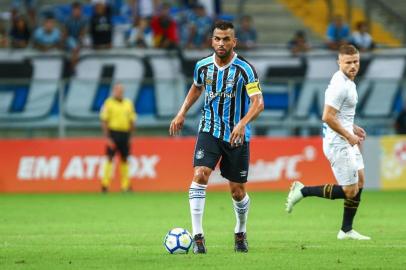 RS - FUTEBOL/CAMPEONATO BRASILEIRO 2018/GREMIO X SANTOS - ESPORTES - Lance da partida entre Grêmio e Santos, Maicon, disputada na noite deste domingo, na Arena, valida pelo Campeonato Brasileiro 2018. FOTO: LUCAS UEBEL/GREMIO FBPA