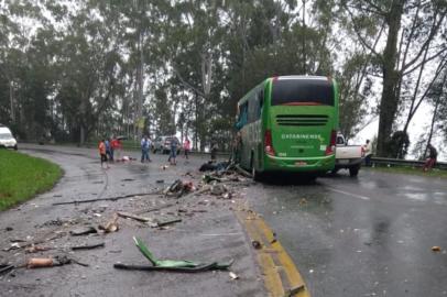 Um ônibus da empresa Catarinense e uma carreta com placas de São Paulo bateram de frente por volta das 12h deste sábado (27) na BR-470, na Serra São Miguel, em Ibirama (SC). Pelo menos quatro pessoas morreram, entre elas o motorista do ônibus.