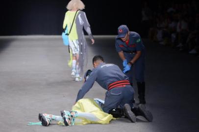 SAO PAULO, SP, 27.04.2019 - Spfw N47, Ocksa - Modelo sofre um acidente no inÃ­cio do desfile da grife Ocksa durante semana de moda SPFW N47, realizado no antigo galpao ARCA, na Vila Leopoldina, em Sao Paulo neste sabado (27/04). - (Foto: Adriano Ishibashi/FramePhoto/Folhapress) 