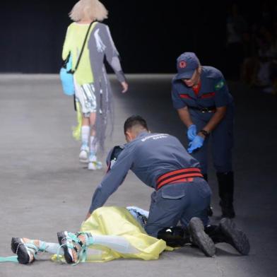 SAO PAULO, SP, 27.04.2019 - Spfw N47, Ocksa - Modelo sofre um acidente no inÃ­cio do desfile da grife Ocksa durante semana de moda SPFW N47, realizado no antigo galpao ARCA, na Vila Leopoldina, em Sao Paulo neste sabado (27/04). - (Foto: Adriano Ishibashi/FramePhoto/Folhapress) 