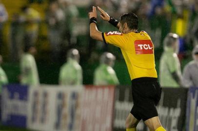 CHAPECÃ, SC, 27.04.2019 - CHAPECOENSE-INTERNACIONAL - O arbitro Raphael Claus apos conferir o VAR durante a partida entre Chapecoense e Internacional, vÃ¡lida pela primeira rodada do Campeonato Brasileiro de Futebol 2019, realizada na Arena Condá, em Chapecó, neste sábado (27). (Foto: Matheus Sebenello/Agif/Folhapress)