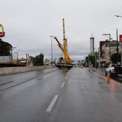 A BR-116 está totalmente bloqueada desde às 7h da manhã deste domingo (28), no trecho de Canoas,  Região Metropolitana. Equipes do Departamento Nacional de Infraestrutura de Transportes no Rio Grande do Sul (Dnit/RS) trabalham na instalação de uma passarela metálica. Os  bloqueios ocorrem na altura do km  264 da via, perto da rua Domingos Martins, próximo ao Shopping Bourbon, no centro da cidade.  