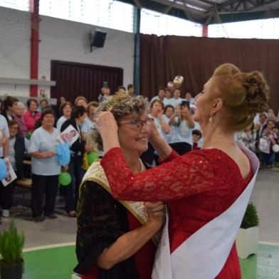 Juvenila Kurmann Bertollo, de Farroupilha, é eleita rainha regional da terceira idade