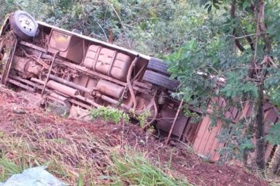 Ônibus tomba e deixa sete pessoas feridas em Novo Hamburgo