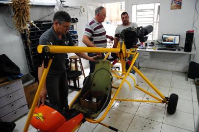  CAXIAS DO SUL, RS, BRASIL, 25/04/2019. Nei Sebben administra pequena fábrica e oficina de ultraleves trike,  em Caxias do Sul. Na foto, o militar da reforma Vilson Fortuna (E), 53 anos e o técnico de elétrica Gustavo Serafini (D), 36 anos, auxiliam na produção e no reparo dos ultraleves na oficina e fábrica de Nei Sebben.(Porthus Junior/Agência RBS)