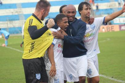  Esportivo empatou em 2 a 2 com o Lajeadense e garantiu vaga na semifinal da Divisão de Acesso. Na foto, o atacante Toni Jr. (C).