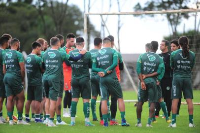  CAXIAS DO SUL, RS, BRASIL, 23/04/2019. Treino do Juventude  no CT. O Ju, joga contra o Vila Nova (GO) pelo jogo de ida da quarta fase da Copa do Brasil 2019. Na foto, técnico Marquinhos Santos (D), conversando com elenco. (Porthus Junior/Agência RBS)