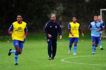  CAXIAS DO SUL, RS, BRASIL, 22/04/2019. Treino do Caxias. O Caxias se prepara para a disputa da Série D do Campeonato Brasileiro. Na foto, técnico Pingo (C). (Porthus Junior/Agência RBS)Indexador:                                 