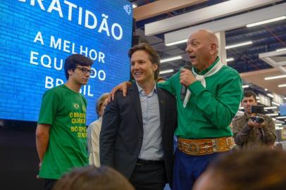 Prefeito Daniel Guerra e empresário Luciano Hang, dono da Havan, na inauguração da loja da Havan em Caxias do Sul.