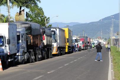  TRÊS CACHOEIRAS, RS, BRASIL, 24-05-2018. Rodovias do RS no quarto dia de greve dos caminhoneiros. Categoria protesta contra o aumento no preço de combustíveis por todo o país (RONALDO BERNARDI/AGÊNCIA RBS)