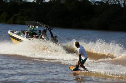  PORTO ALEGRE, RS, BRASIL, 28/04/2019- Depois de 10 anos, a capital dos gaúchos tem Campeonato Gaúcho de Wakeboard na Ilha dos Marinheiros. (FOTO ANDRÉA GRAIZ / AGENCIA RBS)Indexador: Andrea Graiz