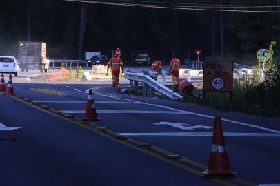  CAXIAS DO SUL, RS, BRASIL, 21/03/2019 - Sem previsão de retomada das obras no trevo de acesso a Fazenda Souza, DAER instala tachões e faixas para redução de velocidade. Objetivo é reduzir acidentes no local. (Marcelo Casagrande/Agência RBS)