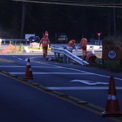  CAXIAS DO SUL, RS, BRASIL, 21/03/2019 - Sem previsão de retomada das obras no trevo de acesso a Fazenda Souza, DAER instala tachões e faixas para redução de velocidade. Objetivo é reduzir acidentes no local. (Marcelo Casagrande/Agência RBS)