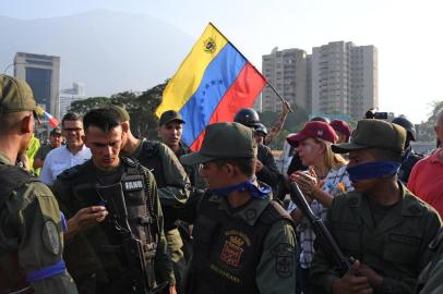  Venezuelans stand next to members of the security forces in Caracas on April 30, 2019. - Venezuelan opposition leader and self-proclaimed acting president  Juan Guaido said on Tuesday that troops had joined his campaign to oust President Nicolas Maduro as the government vowed to put down what it said was an attempted coup. (Photo by Yuri CORTEZ / AFP)Editoria: WARLocal: CaracasIndexador: YURI CORTEZSecao: crisisFonte: AFPFotógrafo: STF