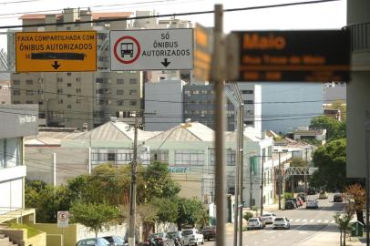  CAXIAS DO SUL, RS, BRASIL, 06/04/2016. O Sistema Integrado de Mobilidade de Caxias do Sul, o SIM Caxias, vai mudar a forma como a população usa o transporte coletivo na cidade. Na foto, as placas que indicam as mudanças de prioridade e exclusividade de faixas na Rua Pinheiro Machado com a Rua Treze de Maio. (Diogo Sallaberry/Agência RBS)