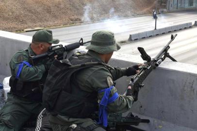  Soldiers loyals to Venezuelan opposition leader and self-proclaimed acting president Juan Guaido take position in front of La Carlota base in Caracas on April 30, 2019. - Venezuelan opposition leader and self-proclaimed acting president Juan Guaido said on Tuesday that troops had joined his campaign to oust President Nicolas Maduro as the government vowed to put down what it called an attempted coup. (Photo by Yuri CORTEZ / AFP)Editoria: WARLocal: CaracasIndexador: YURI CORTEZSecao: crisisFonte: AFPFotógrafo: STF