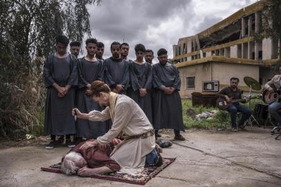 ORESTES-RUBIN-ART-LSPR-042319The death of Agamemnon for an adaptation of The Oresteia is staged outside a bombed-out arts building in Mosul, Iraq, March 25, 2019. The stage director Milo Rau brought together European and Iraqi actors to fuse the tragedy of Mosul with that of the House of Atreus, the dynasty at the center of the trilogy. (Sergey Ponomarev/The New York Times)Editoria: ELocal: MOSULIndexador: SERGEY PONOMAREVSecao: IFonte: NYTNSFotógrafo: STR