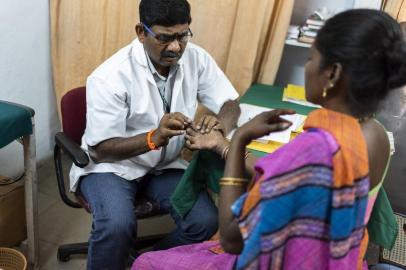 A checkup for a leprosy patient in Hyderabad, India.A checkup for a leprosy patient in Hyderabad, India, Feb. 21, 2019. Health workers thought they had vanquished the disease in 2005. But it lived on, cloaked in stigma and medical mystery. (Saumya Khandelwal/The New York Times)Editoria: ALocal: HYDERABADIndexador: SAUMYA KHANDELWALSecao: IFonte: NYTNSFotógrafo: STR