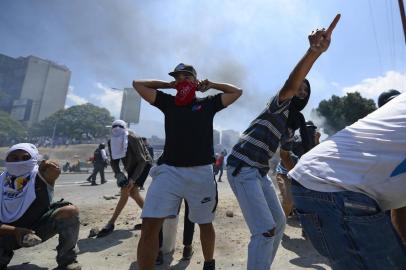  Opposition demonstrators clash with soldiers loyal to Venezuelan President Nicolas Maduro after troops joined opposition leader Juan Guaido in his campaign to oust Maduro's government, in front of La Carlota military base in Caracas on April 30, 2019. - Guaido -- accused by the government of attempting a coup Tuesday -- said there was "no turning back" in his attempt to oust President Nicolas Maduro from power. (Photo by Matias DELACROIX / AFP)Editoria: WARLocal: CaracasIndexador: MATIAS DELACROIXSecao: crisisFonte: AFPFotógrafo: STR