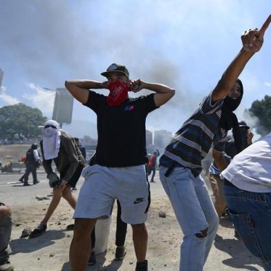  Opposition demonstrators clash with soldiers loyal to Venezuelan President Nicolas Maduro after troops joined opposition leader Juan Guaido in his campaign to oust Maduro's government, in front of La Carlota military base in Caracas on April 30, 2019. - Guaido -- accused by the government of attempting a coup Tuesday -- said there was "no turning back" in his attempt to oust President Nicolas Maduro from power. (Photo by Matias DELACROIX / AFP)Editoria: WARLocal: CaracasIndexador: MATIAS DELACROIXSecao: crisisFonte: AFPFotógrafo: STR