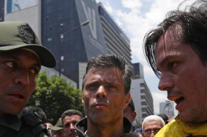  Venezuelan high-profile opposition politician Leopoldo Lopez (C), who had been put under home arrest by Venezuelan President Nicolas Maduros regime, is seen after members of the Bolivarian National Guard joined opposition leader and self-proclaimed acting president Juan Guaido (out of frame) to oust Maduro, in Caracas on April 30, 2019. - Guaido -- accused by the government of attempting a coup Tuesday -- said there was no turning back in his attempt to oust President Nicolas Maduro from power. (Photo by Cristian HERNANDEZ / AFP)Editoria: WARLocal: CaracasIndexador: CRISTIAN HERNANDEZSecao: crisisFonte: AFPFotógrafo: STR