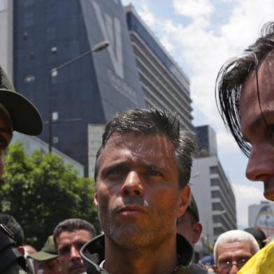  Venezuelan high-profile opposition politician Leopoldo Lopez (C), who had been put under home arrest by Venezuelan President Nicolas Maduros regime, is seen after members of the Bolivarian National Guard joined opposition leader and self-proclaimed acting president Juan Guaido (out of frame) to oust Maduro, in Caracas on April 30, 2019. - Guaido -- accused by the government of attempting a coup Tuesday -- said there was no turning back in his attempt to oust President Nicolas Maduro from power. (Photo by Cristian HERNANDEZ / AFP)Editoria: WARLocal: CaracasIndexador: CRISTIAN HERNANDEZSecao: crisisFonte: AFPFotógrafo: STR